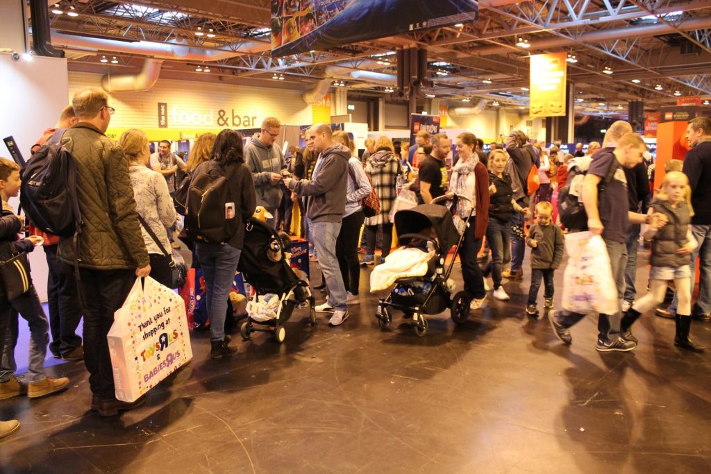 The queues to collect Green Arrow were a perfect place to trade cards.