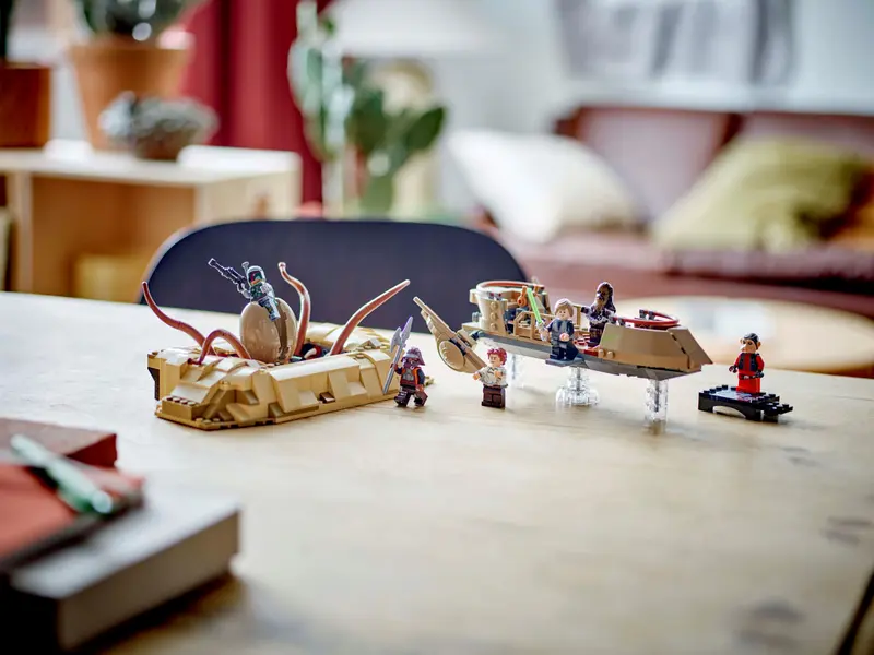 LEGO Star Wars 75396 Desert Skiff Sarlacc Pit Lifestyle 3