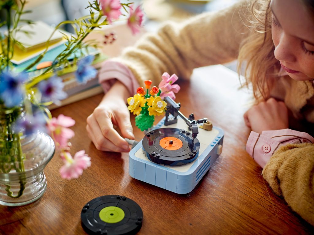 LEGO Creator 3 en 1 31172 Tocadiscos con flores 10 1024x767