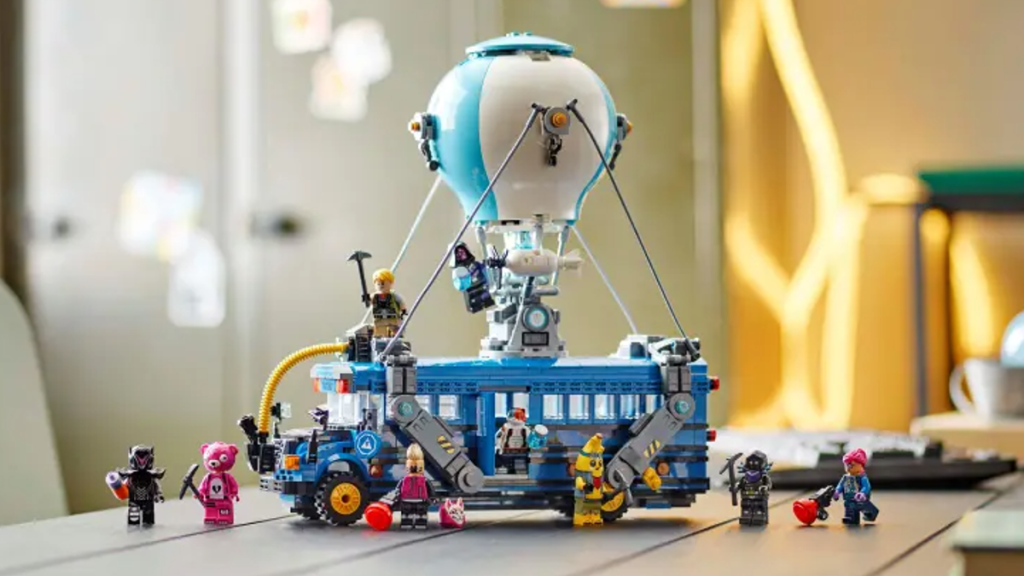 Imagen destacada del autobús de batalla LEGO Fortnite 77073 (1024 x 576)