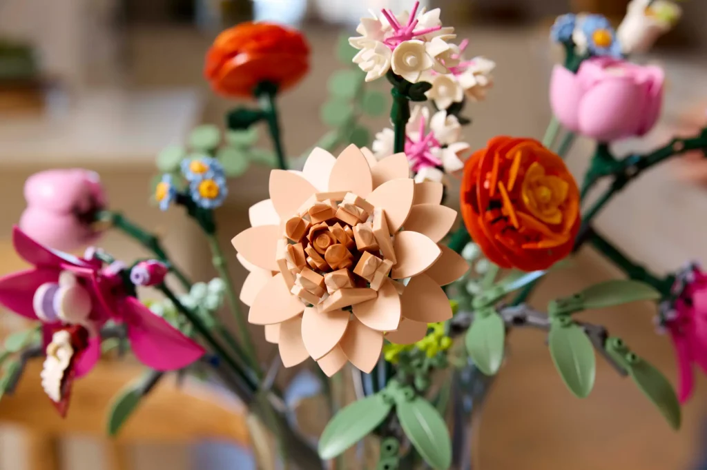 LEGO Botanicals 10342 Ramo de flores rosas bonito 10 1024x682