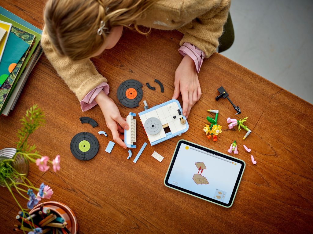 LEGO Creator 3 en 1 31172 Tocadiscos con flores 9 1024x767