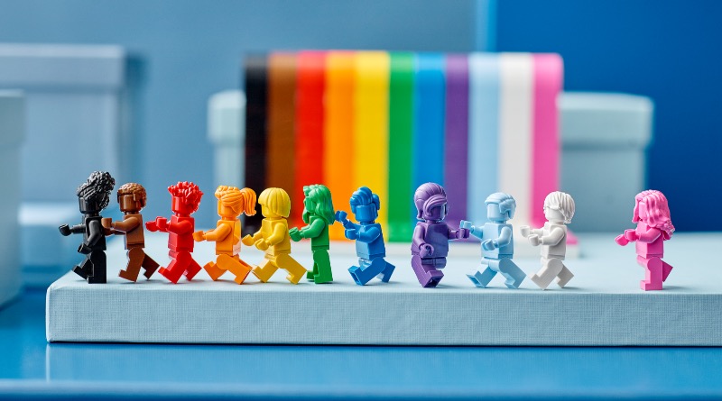 In pictures: LEGO 40516 Everyone is Awesome