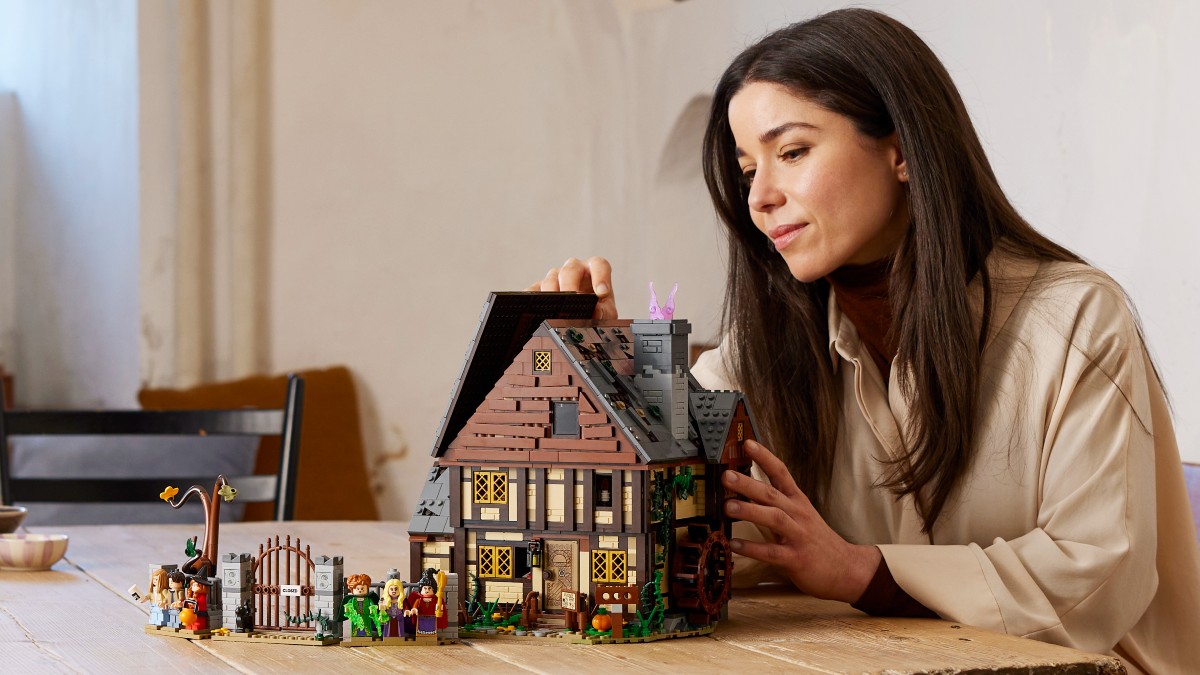 Comparing LEGO Ideas 21341 Hocus Pocus to the original project
