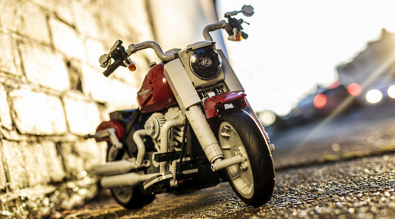 Esclusiva procedura dettagliata LEGO 10269 Harley-Davidson Fat Boy in Brick Fanatics Magazine