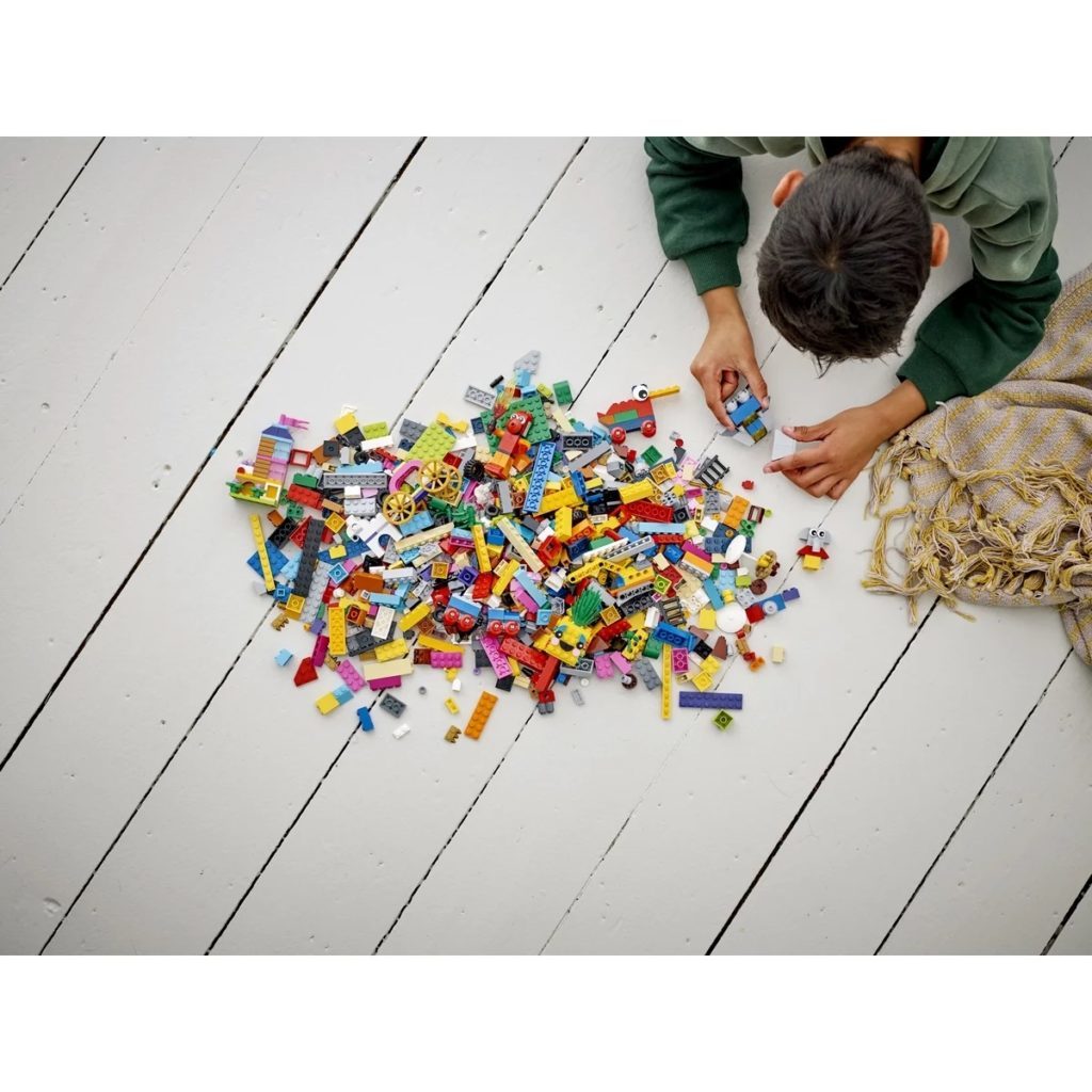 LEGO Classic 11021 90 Years of Play 6 1024x1024