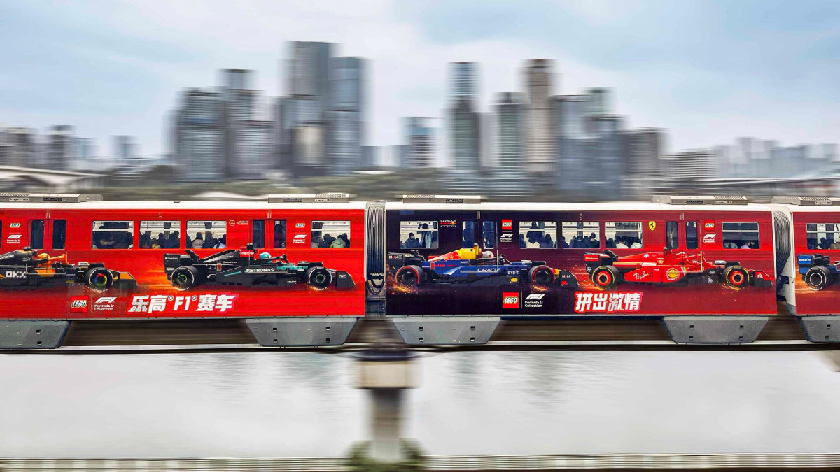LEGO übernimmt einen Zug für einen Werbespot zum Formel-1-Grand-Prix von China