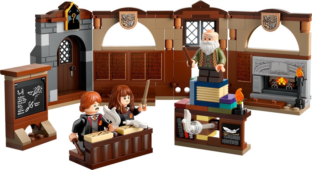 LEGO 76442 Harry Potter Zamek Hogwart Zajecia z zaklec i urokow zawartosc 1024x560