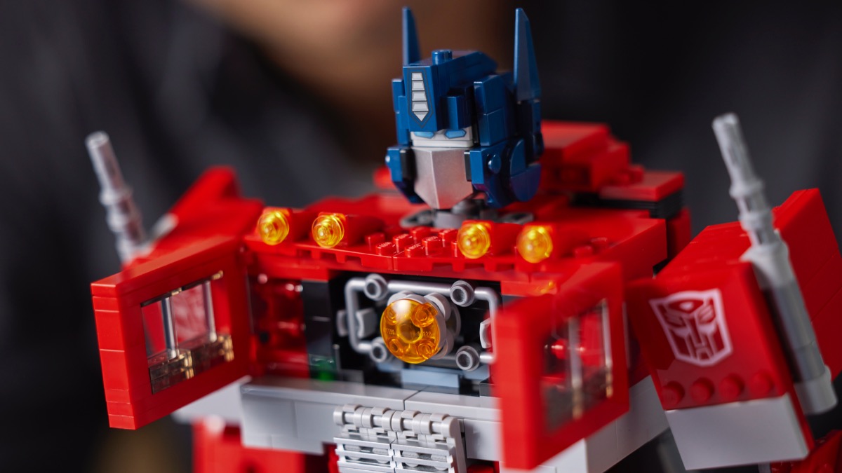 LEGO Transformers 10302 Optimus Prime featured 2