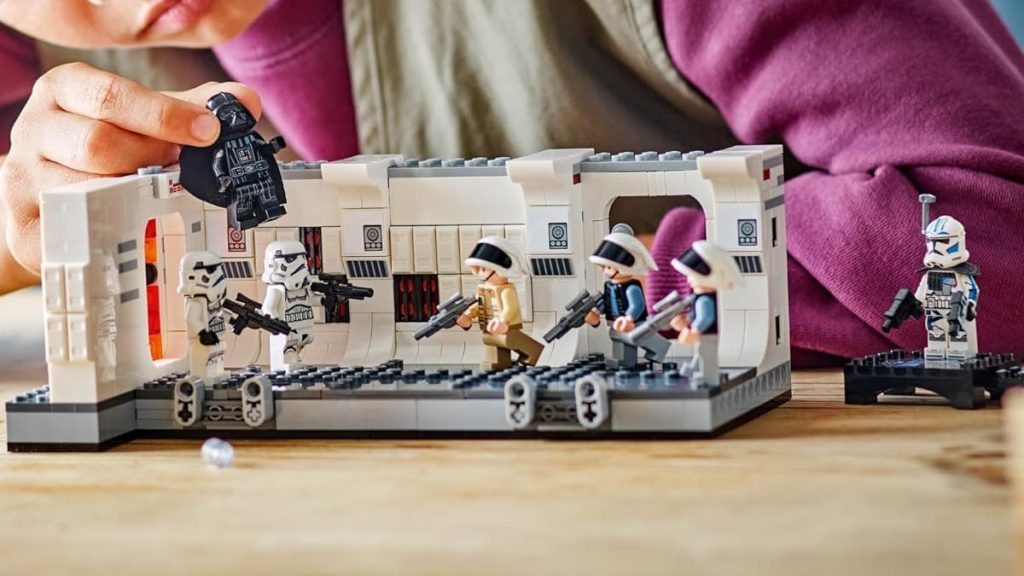 LEGO Star Wars 75387 Tantive IV Boarding Lifestyle 2 (1024x576)