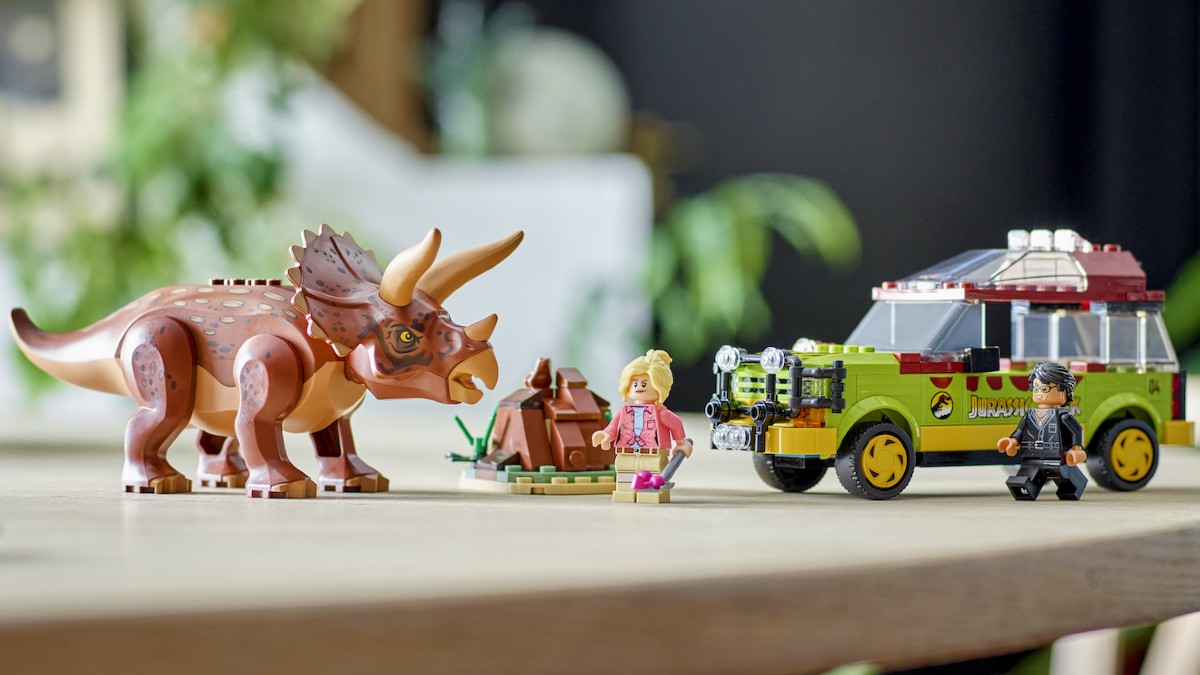 There’s dino dung in one of the new LEGO Jurassic Park sets