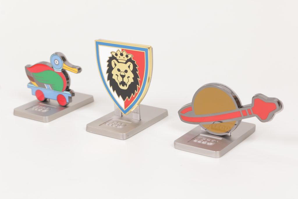 Magnete mit Enten- und Rittermotiven – ein Überblick über einige LEGO Insider-Prämien 15 1024x683