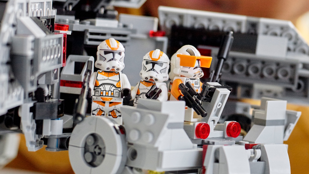 LEGO Star Wars 75337 AT TE Walker minifigures featured