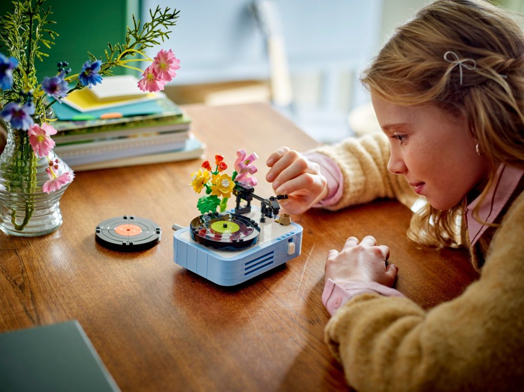 LEGO Creator 3 en 1 31172 Tocadiscos con flores 11 1024x767