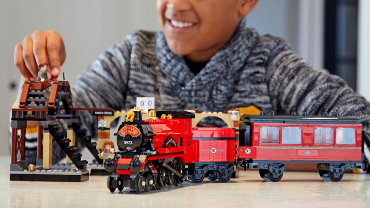 First official image for LEGO Harry Potter 76423 Hogwarts Express & Hogsmeade Station spotted