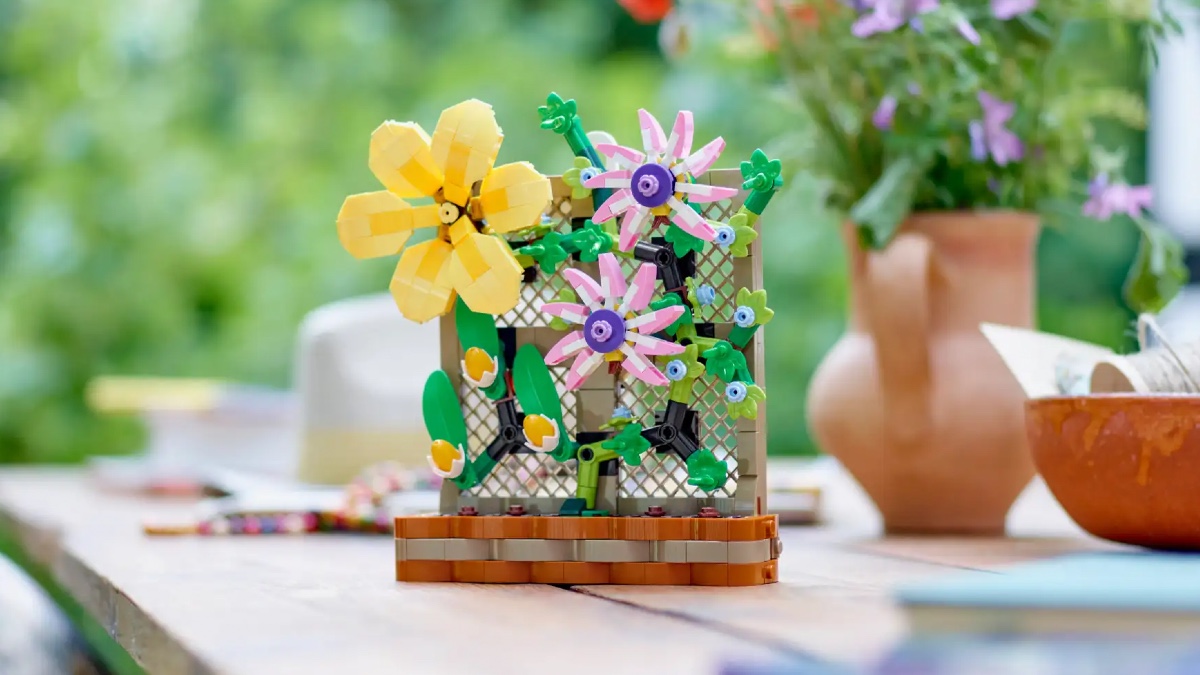 Three different LEGO gifts-with-purchase available now