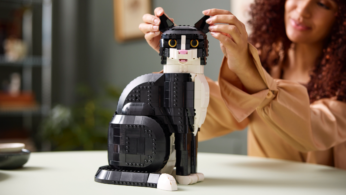 Cats react to LEGO Ideas 21349 Tuxedo Cat