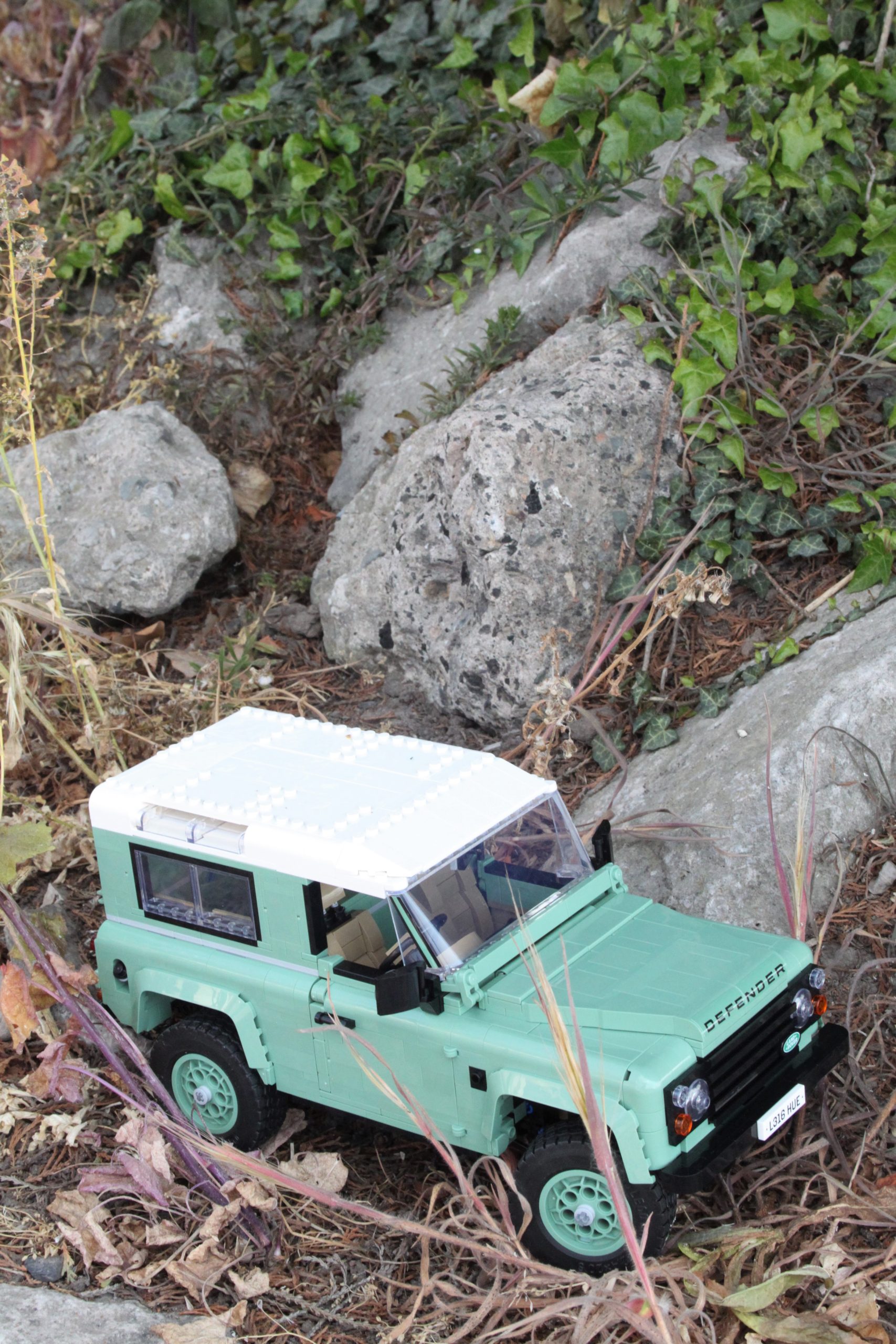 LEGO ICONS 10317 LAND ROVER CLASSIC DEFENDER 90 review outside 38 scaled