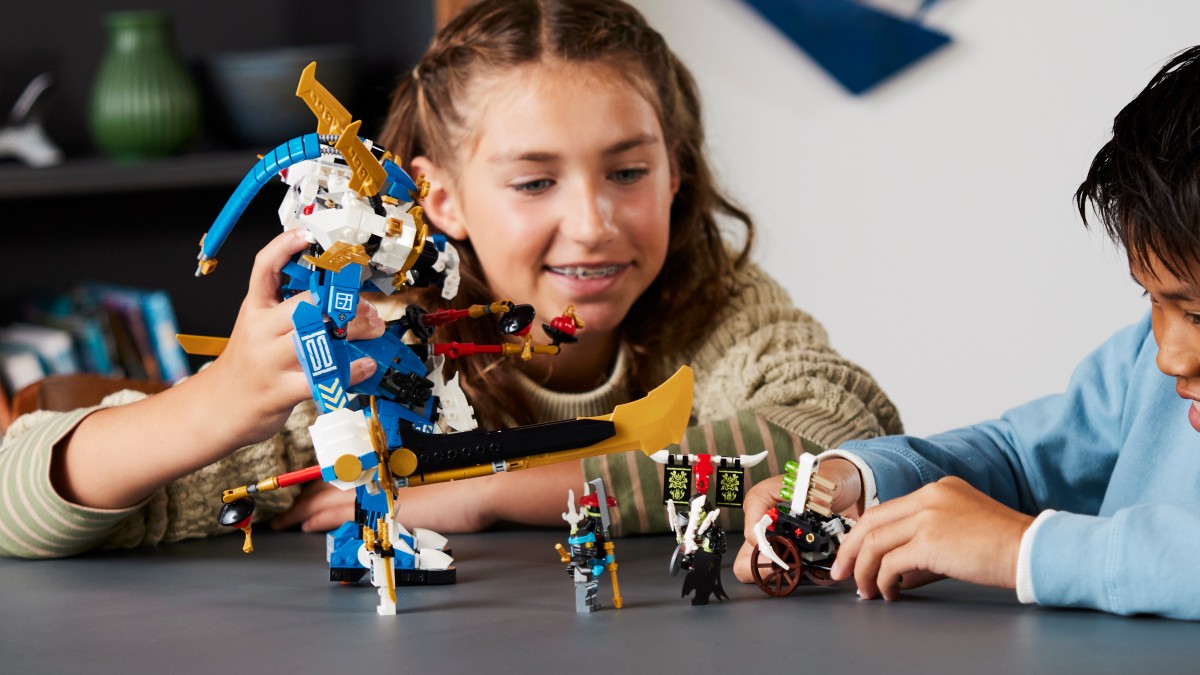 LEGO NINJAGO 2023 model amends robot for Crystalized character