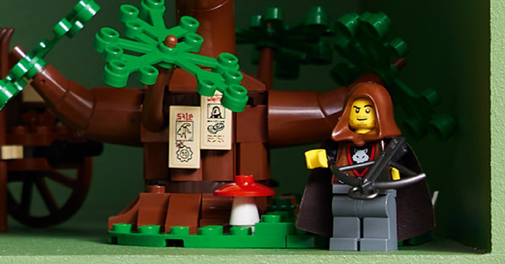 LEGO Castle's Wolfpack is back in 10332 Medieval Town Square