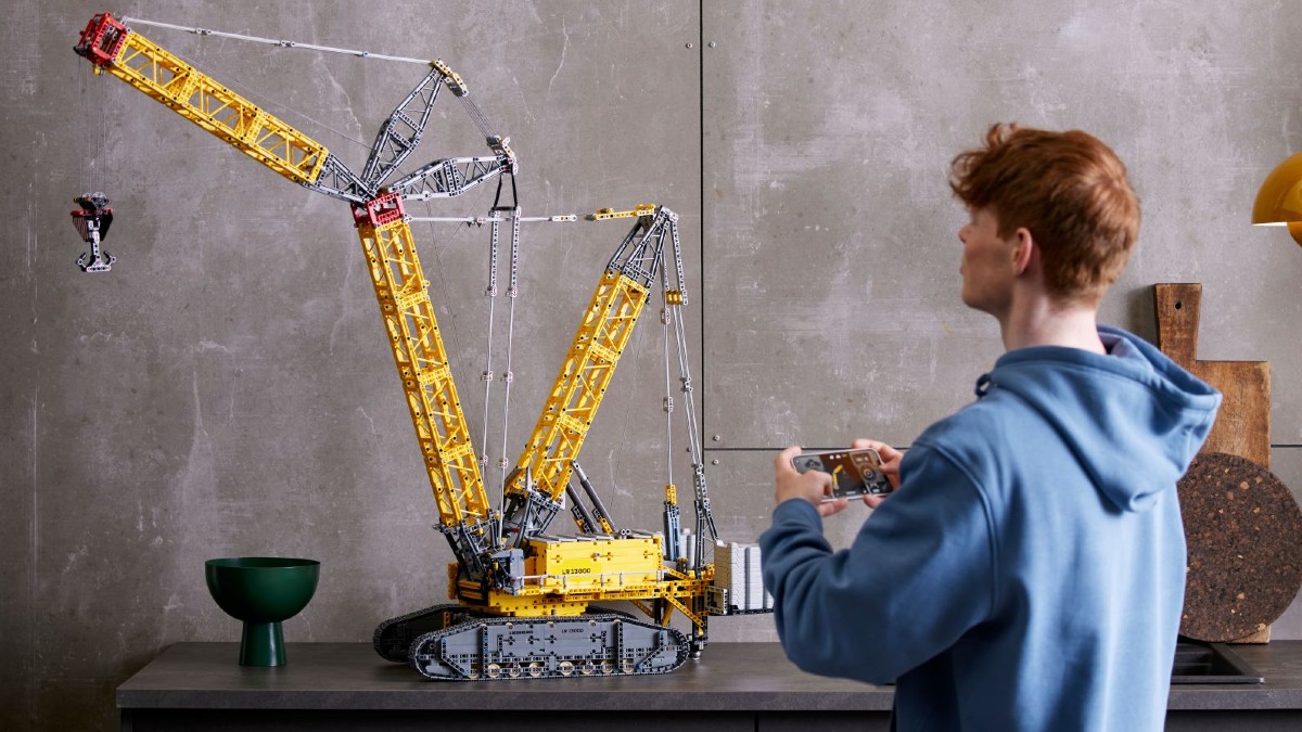 Yes, LEGO 42146 Liebherr Crawler Crane LR 13000 is huge 