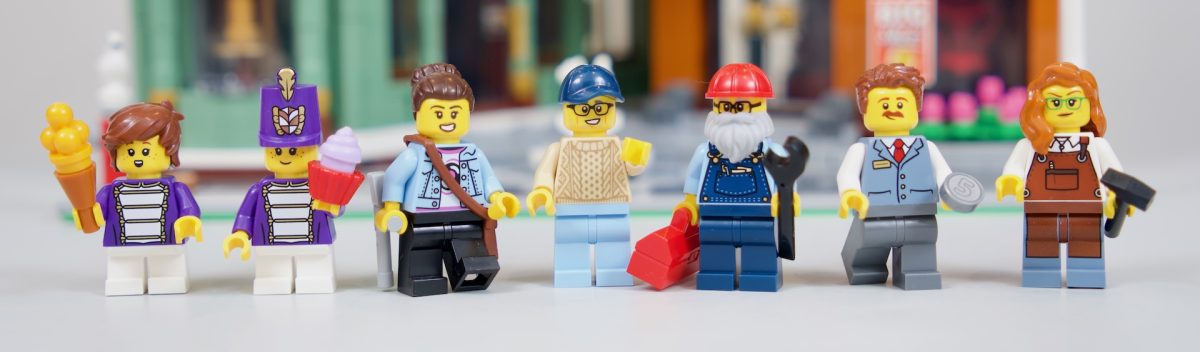 LEGO Icons 11371 Shopping Street review 59 1200x352