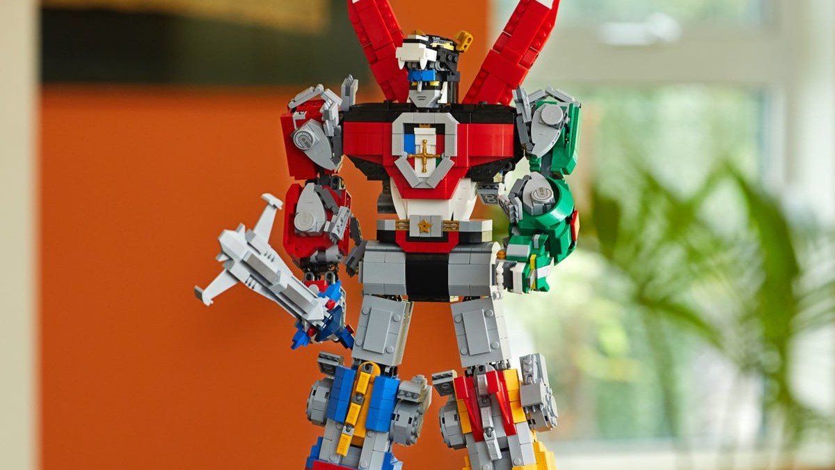 LEGO designer says NINJAGO combo mech is 'toy Voltron'
