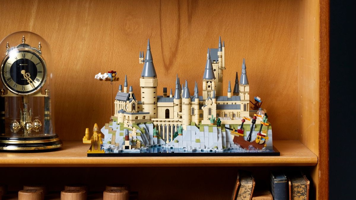 Comparing the microscale LEGO Harry Potter Hogwarts Castles 