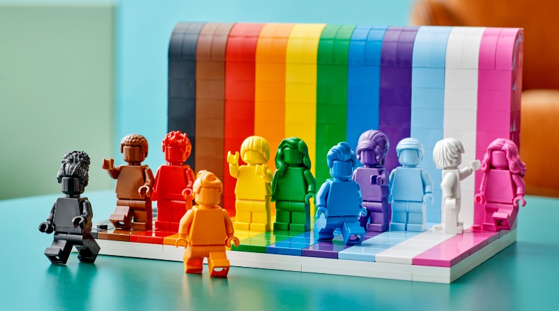 LEGO lanza el primer set LGBTQIA + en 40516 Everyone is Awesome