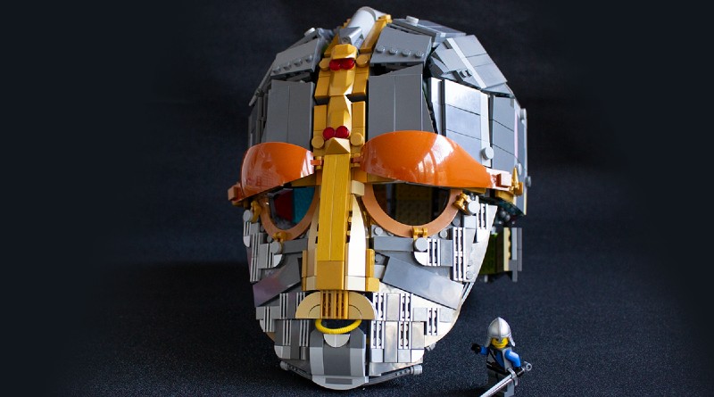Proteggi la tua testa con questo elmo medievale LEGO Sutton Hoo a grandezza naturale