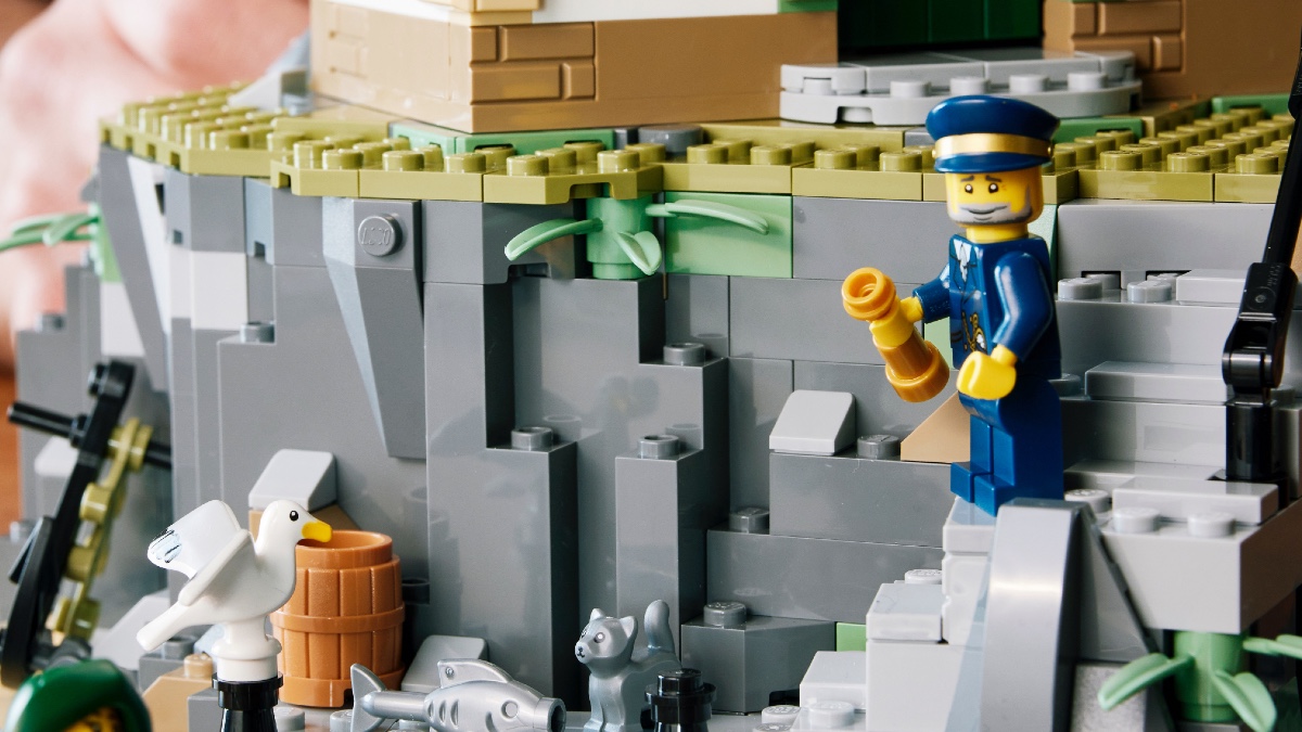 LEGO Ideas 21335 Motorised Lighthouse Seagull Captain featured