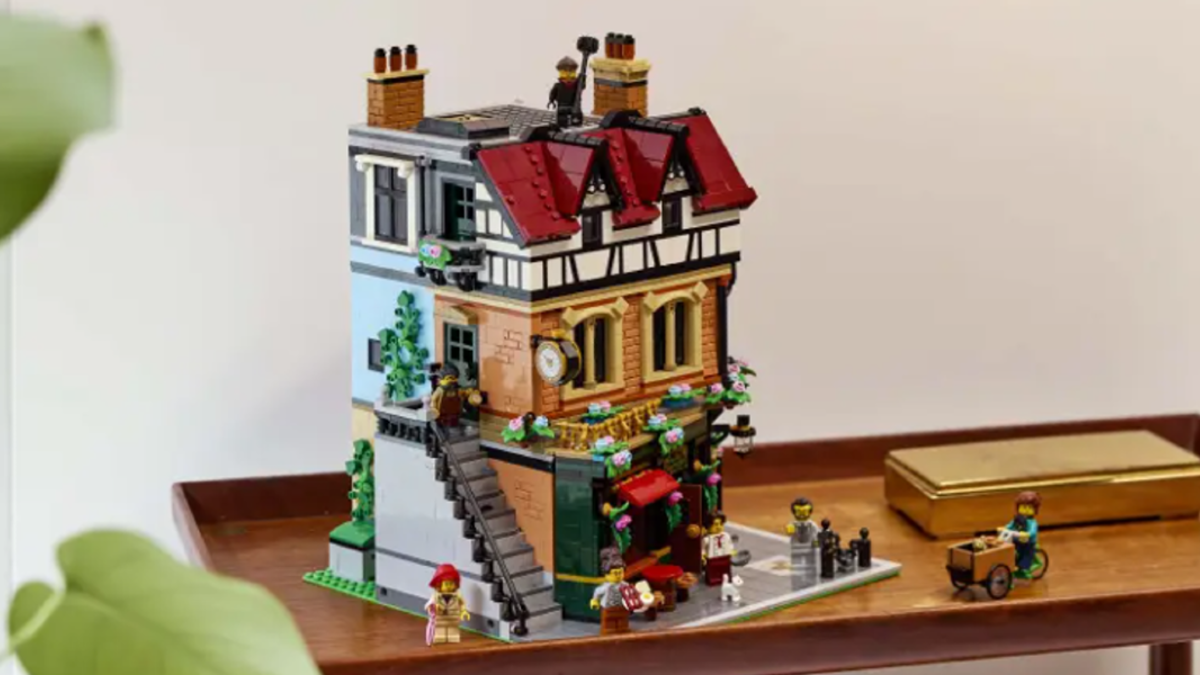 LEGO 10350 Tudor Corner boasts new printed, rare and recoloured pieces