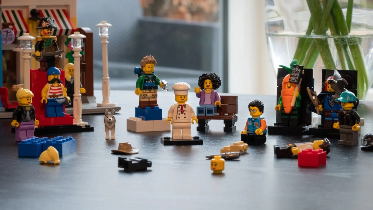 Last chance to vote for future LEGO Ideas minifigure displays 