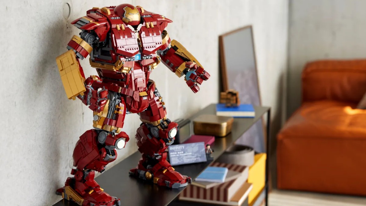 Comparing LEGO Marvel 76210 Hulkbuster to its cinematic source