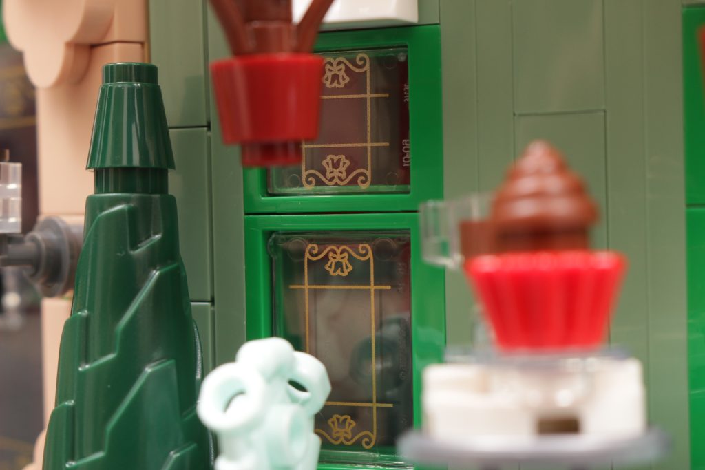 Reseña del LEGO Icons 10362 French Cafe (27 pulgadas, 1024 x 683 píxeles)