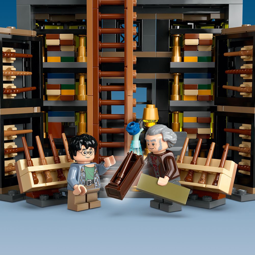 LEGO Harry Potter 76439 Ollivanders Madam Malkins Robes 4