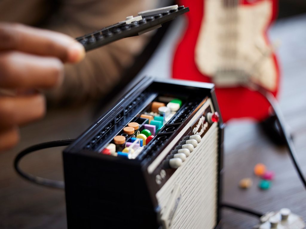 KLOCKI LEGO Ideas 21329 Wzmacniacz Fender Stratocaster 1 1024x768