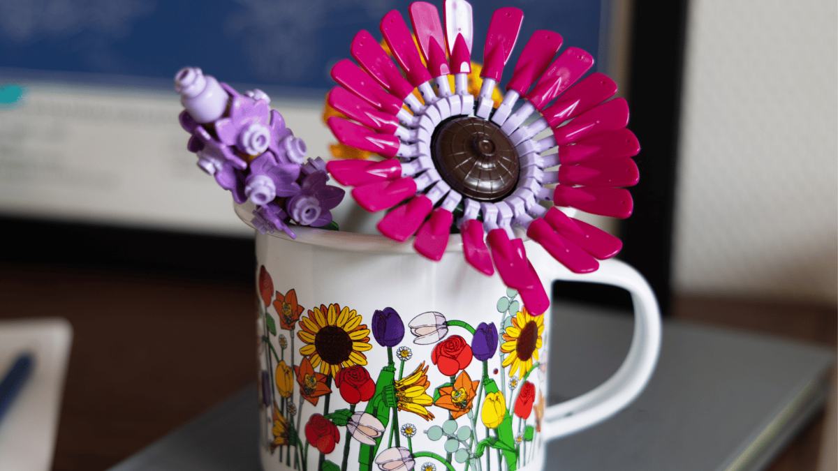 LEGO Botanicals erhält eine zweite Vase, diesmal in Form eines Bechers.