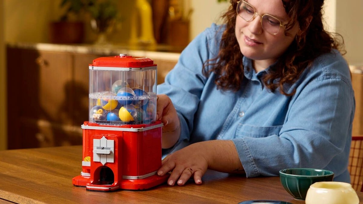 LEGO 21358 Minifigure Vending Machine is surprisingly accurate