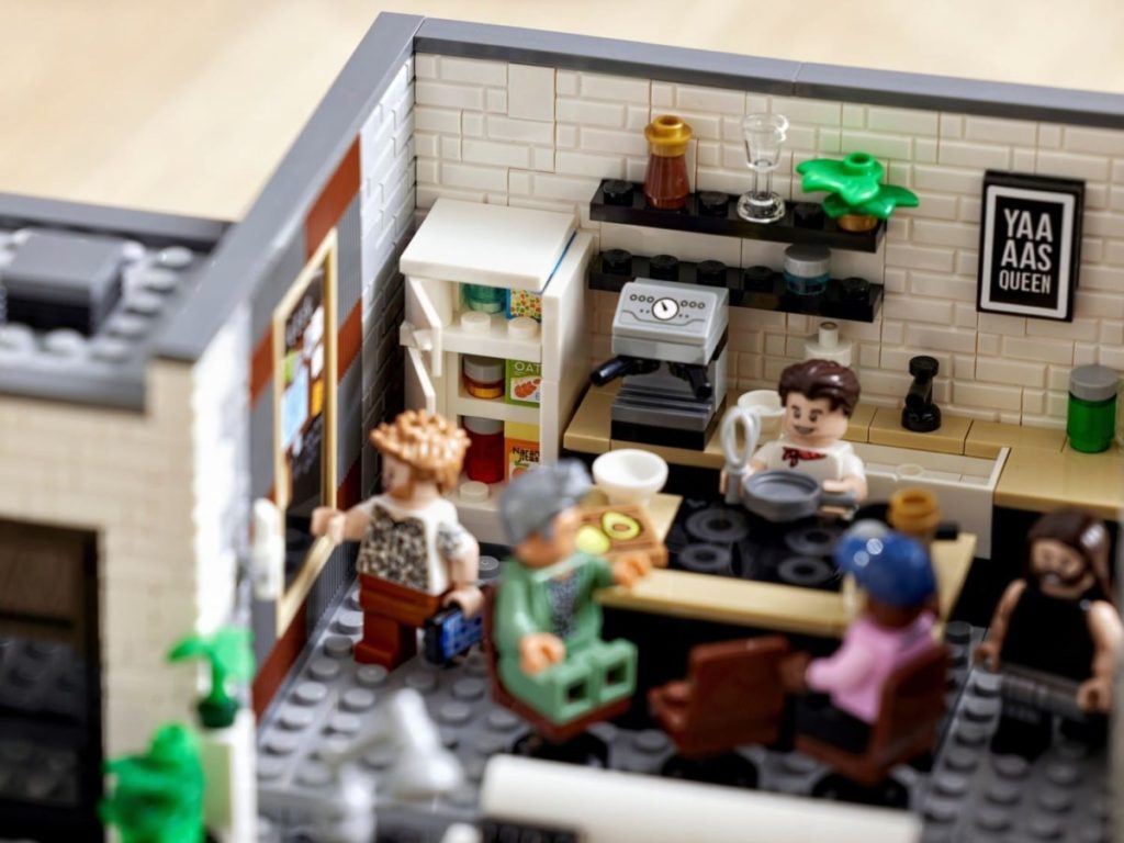 LEGO dla dorosłych 10291 Queer Eye The Fab 5 Loft 10 1 1024x768