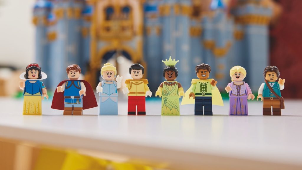 Lego 43222 Disney Slottminifigurer vist 1024x576