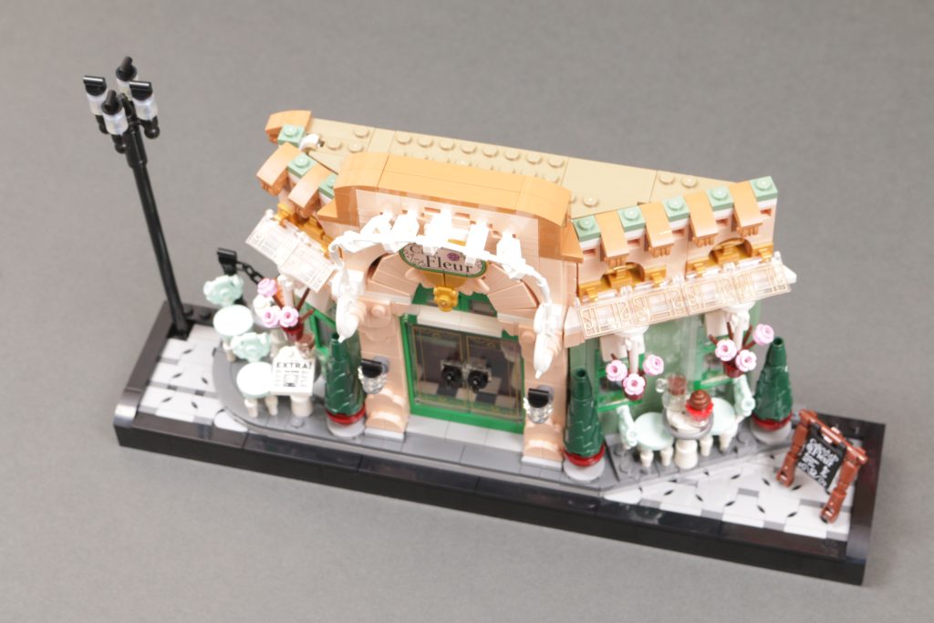 Reseña del LEGO Icons 10362 French Cafe (9 pulgadas, 1024 x 683 píxeles)