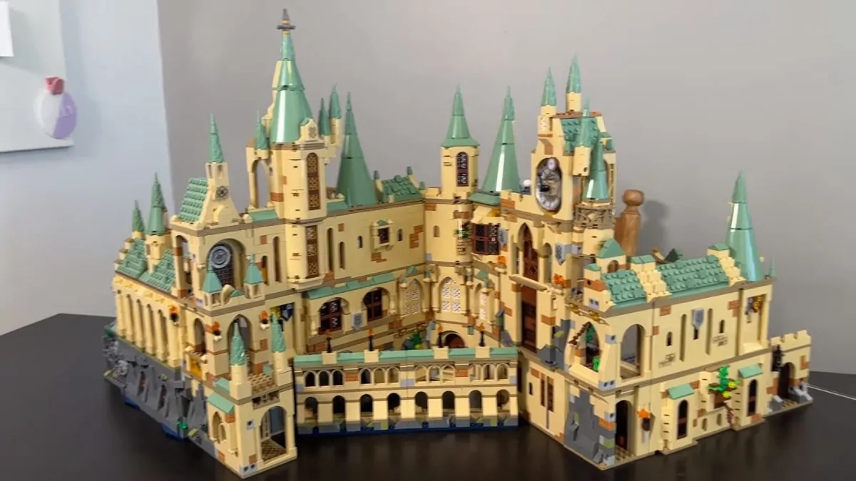 A closer look at the combined LEGO Harry Potter Hogwarts Castle 