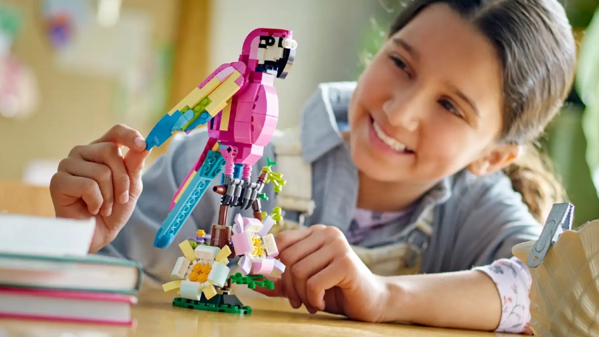 LEGO Creator 3-in-1 31144 Exotic Pink Parrot revealed