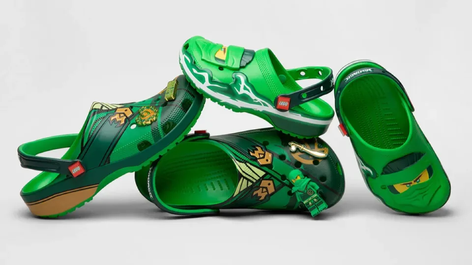 I Crocs LEGO NINJAGO finalmente arrivano, mentre i Jibbitz vanno a ruba.