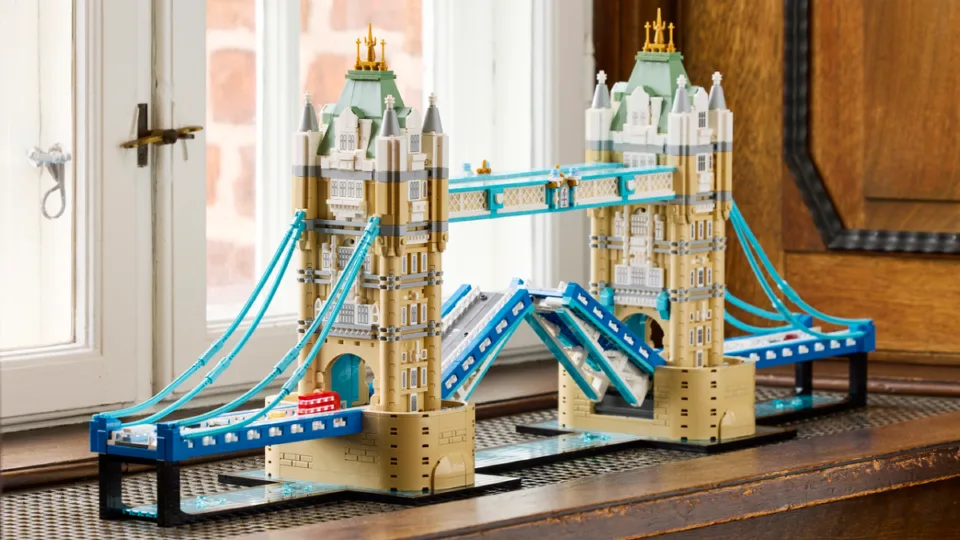 LEGO fan builds new Tower Bridge at the real London landmark