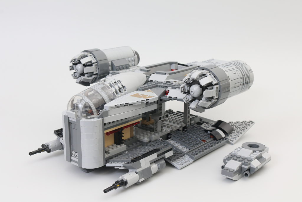 LEGO Star Wars 75292 The Mandalorian Bounty Hunter Transport The Razor Crest review 12