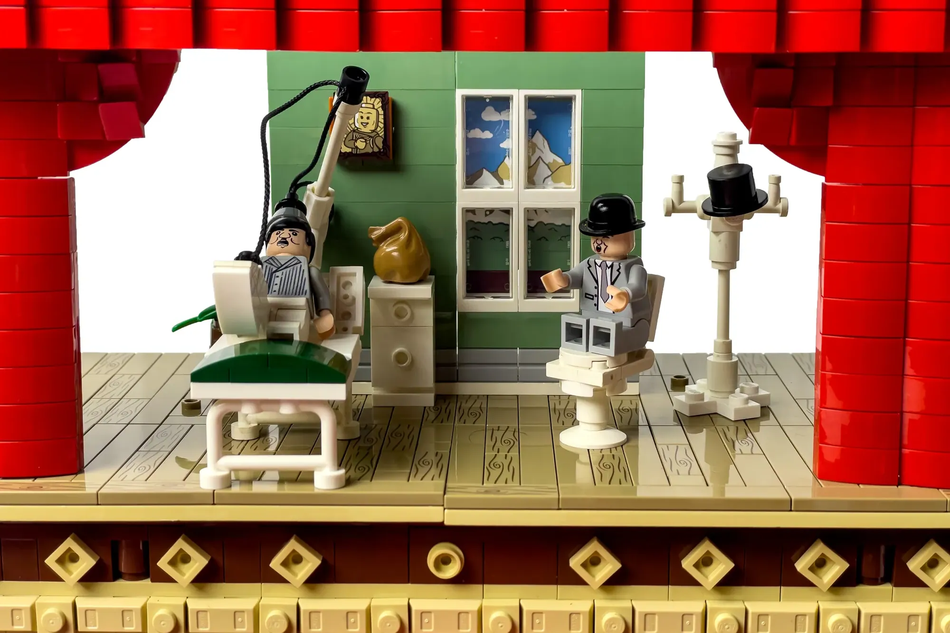 LEGO Ideas Laurel and Hardy Theatre 3