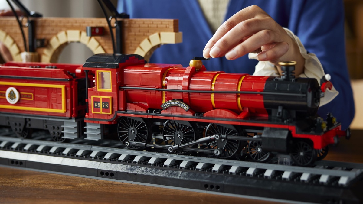 LEGO explains Ravenclaw and Hufflepuff minifigures in 76405 Hogwarts Express
