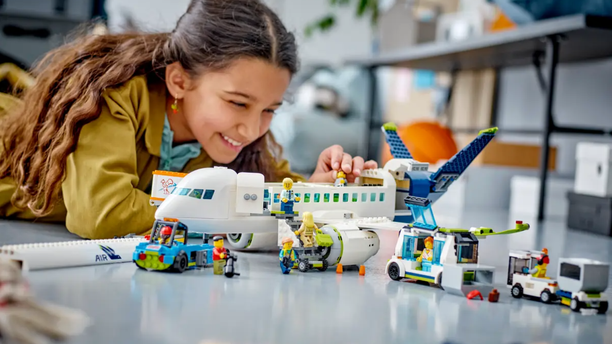 60367 Passenger Airplane modernises LEGO City’s airport 